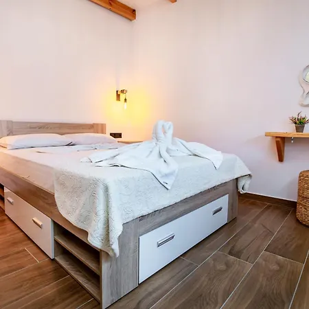 Ina Apartment